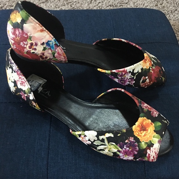 Sbicca Shoes - Sbicca Artie Floral Cutout Open Toe NWT Size 7M